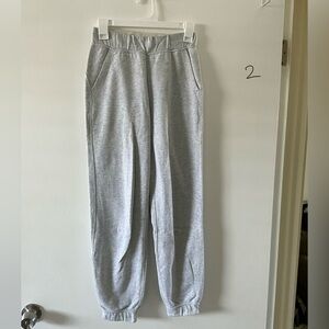 Lululemon Relaxed High-Rise Jogger
Heathered Core Ultra Light Grey size 2